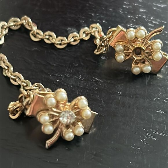 Vintage Unsigned gold tone and floral sweater clip - Picture 4 of 5